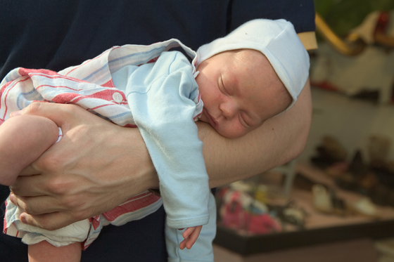 Haltegriff Baby: Fliegergriff