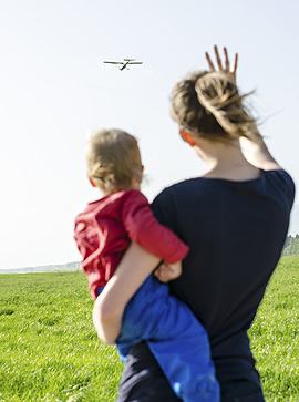 Fingerspiel: Ein Flugzeug hebt ab