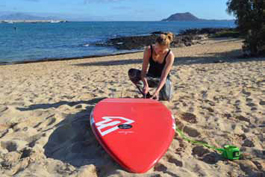 Tochter Paulina bereitet das Surfbrett vor