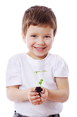 Gartenkalender für Kinder im April: Junge mit Pflanze