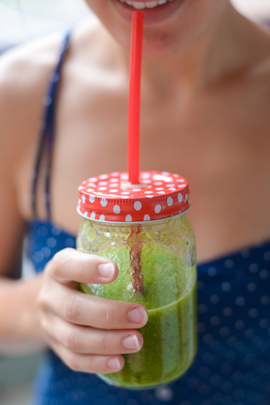 Schwangere trink Grünen Smoothie