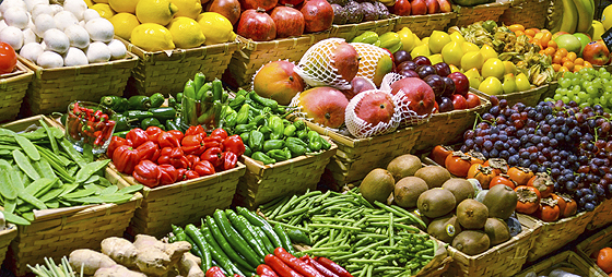 Marktstand mit buntem Obst und Gemüse