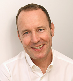 Dr. Hofmann ist niedergelassener Kinderarzt in Würzburg und berät Eltern täglich in allen Fragen zum Thema Kinderimpfung.
