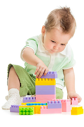 Kleiner Junge spielt mit Bausteinen