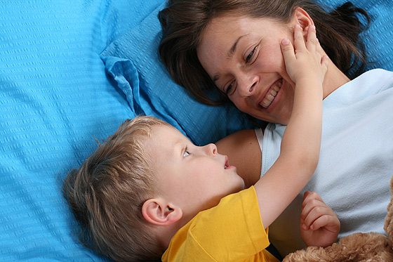 Kleinkind und Mutter kuscheln