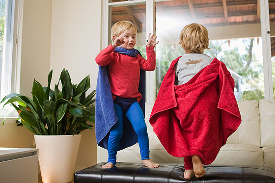 Kleine Jungs spielen mit Verkleidung