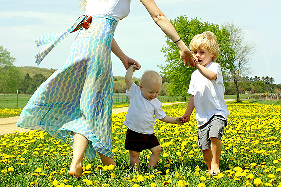 Mutter und Kinder tanten gemeinsam