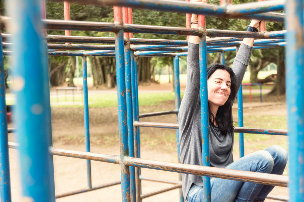Löwenmutter auf dem Spielplatz