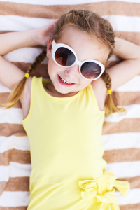 Mädchen mit Sonnenbrille