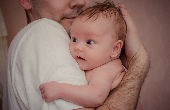 Die neue Situation mit Baby kann auch den stärksten Mann umhauen.