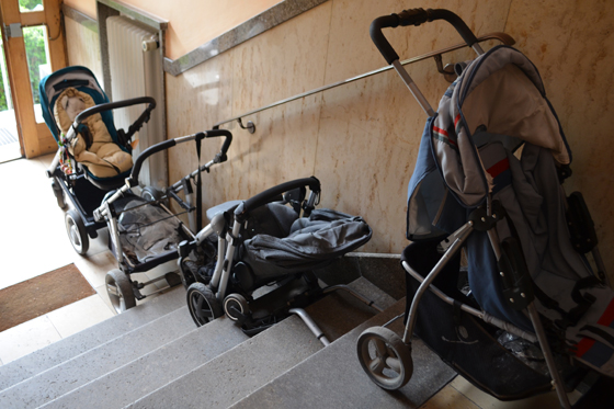 Maxi Cosi Stella im Treppenhaus