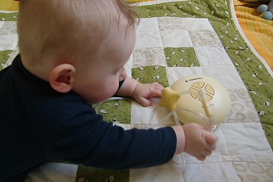 Elvis mit der meleda Milchpumpe