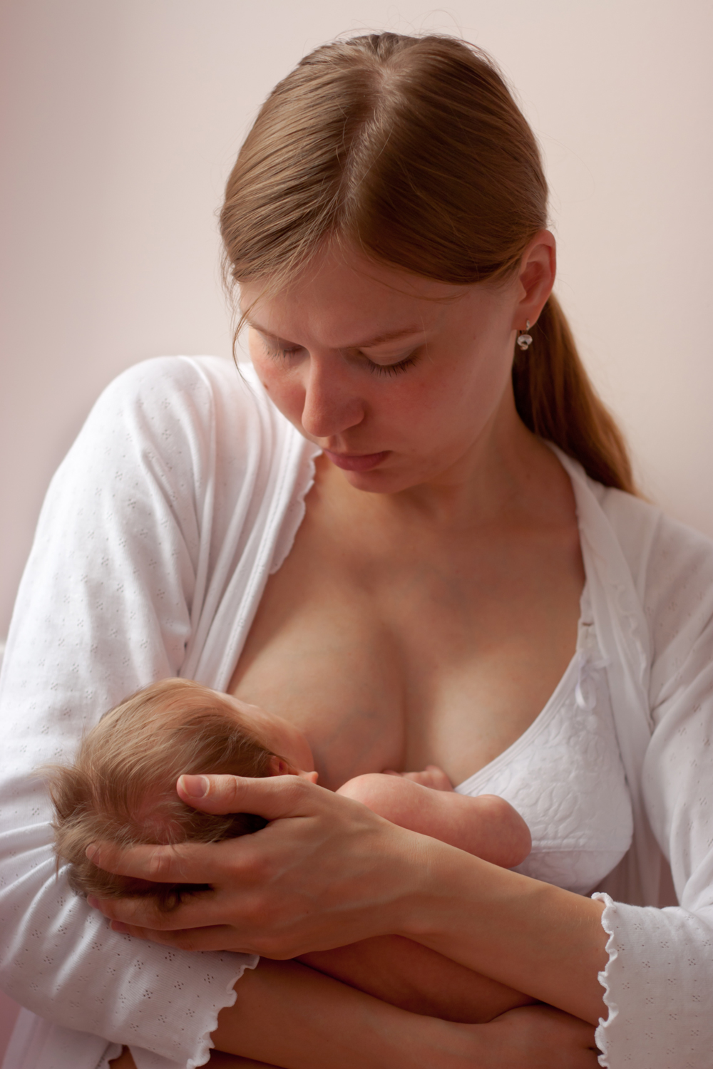 Frau mit Milchstau stillt Baby