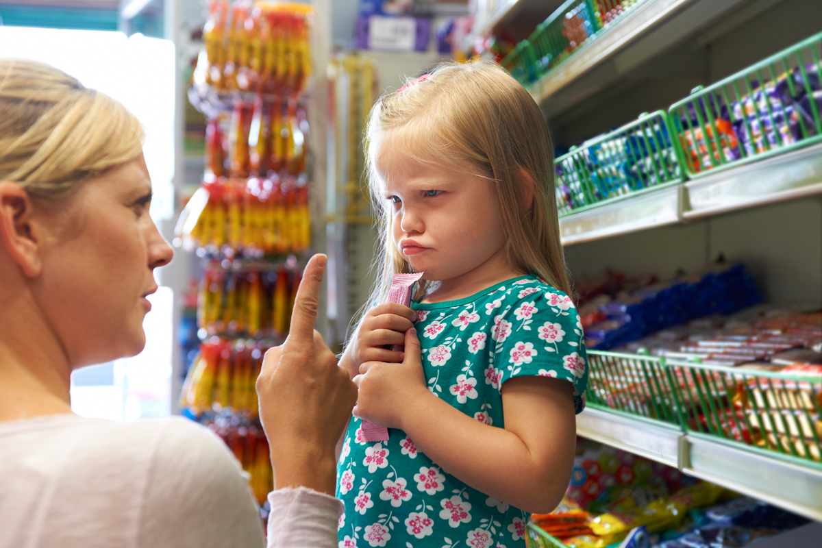 Mutter setzt Kind auf Zuckerdiät