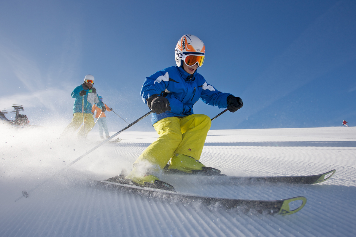 Kind fährt SKi im Skigebiet Nauders