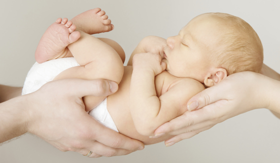 Baby mit Händen