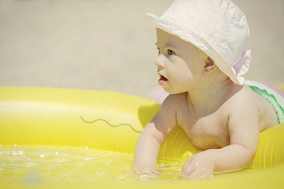 baby im planschbecken