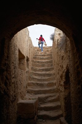 Steile Treppen hinab in die Königsgräber von Paphos