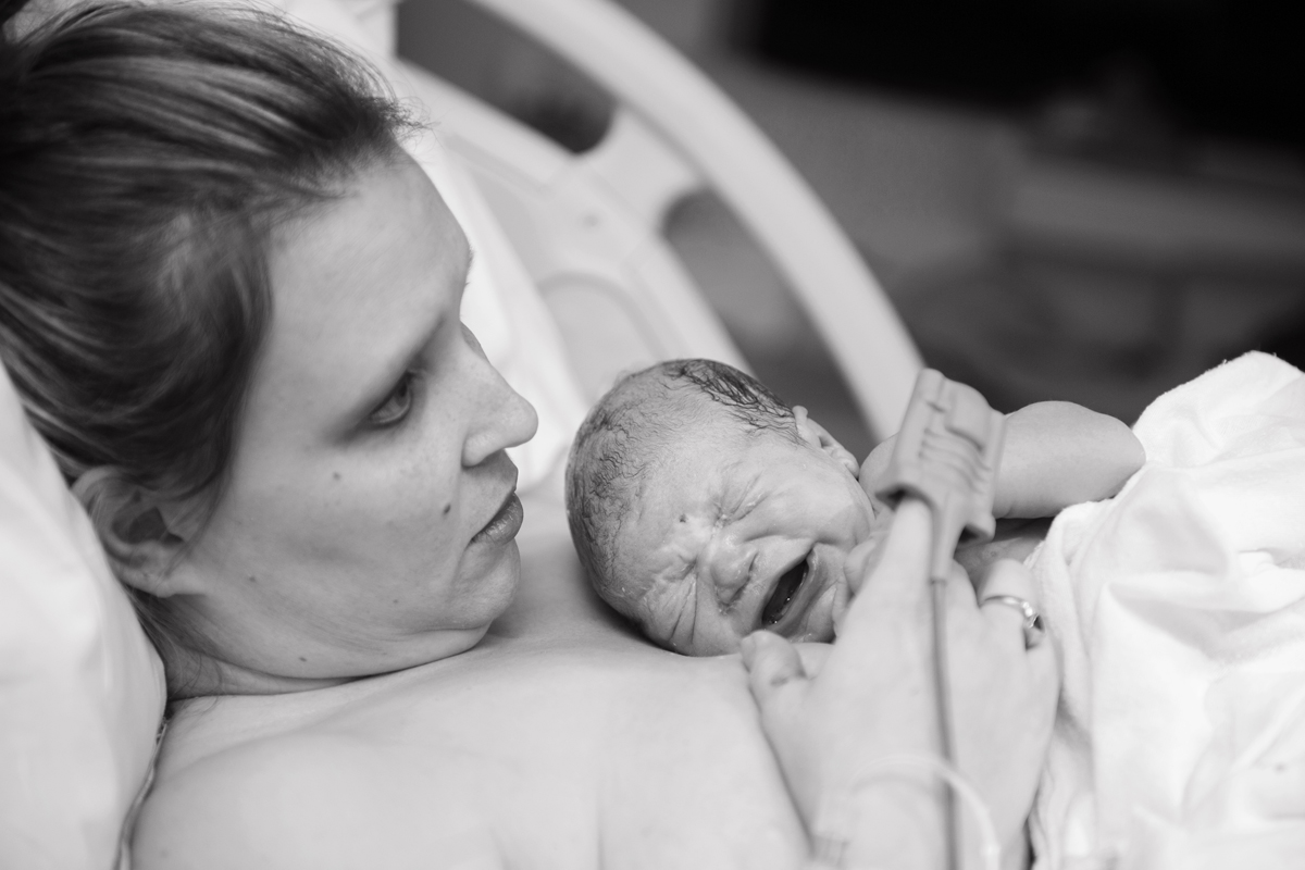 Nach der Geburt Baby auf den Bauch