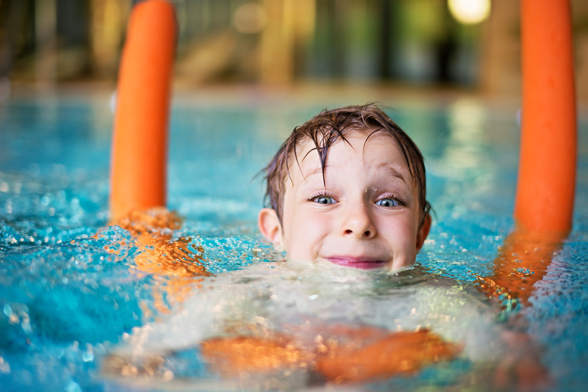 Junge kann nicht richtig schwimmen
