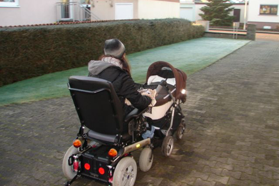 Mama im E Rollstuhl