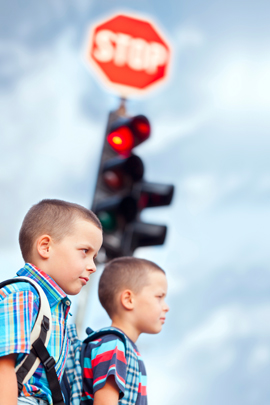 Jungen auf dem Schulweg