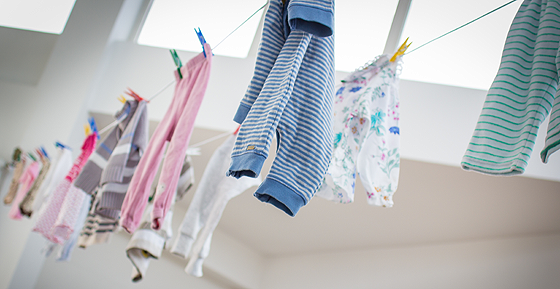 Second Hand Shops: Kinderklamotten auf Wäscheleine