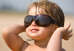 Kleinkind mit Sonnenbrille
