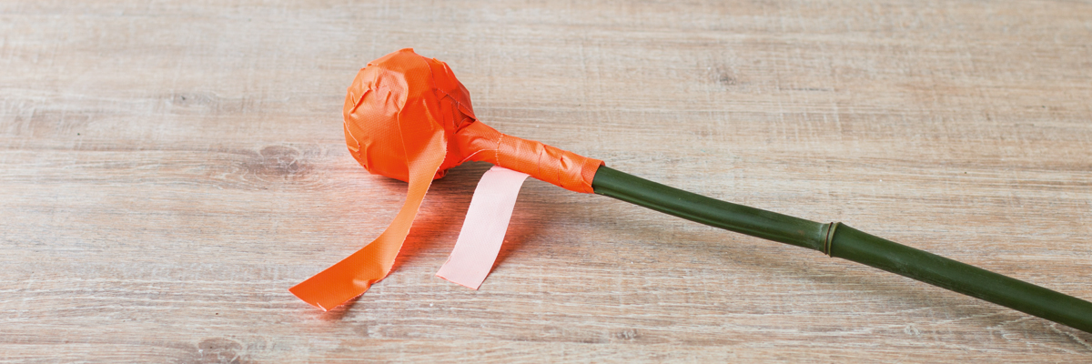 Flugspeer: Tennisball mit Tape umwickeln