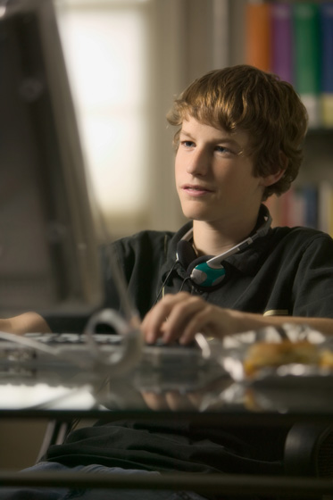 Teenager surft im Web