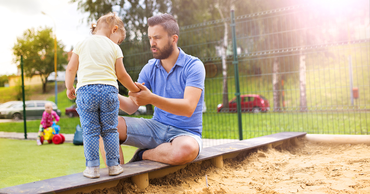 Vater auf dem Spielplarz