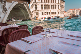 Venedig: Essem am Canale Grande