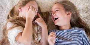 Bei manchen Witzen liegen die Kids am Boden vor Lachen