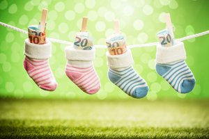 Geldgeschenke zur Geburt – Scheine in Söckchen sind immer eine gute Idee.