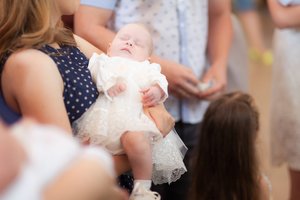 Taufe ohne Kirche: Kann ein Kind konfessionsloser Eltern getauft werden?
