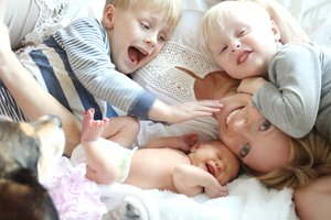 Der Fotograf geht in die Knie: Kinder fotografiert man für Familienfotos am besten auf Augenhöhe.