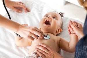 Manche Kinder haben bei der U5-Untersuchung bereits die ersten Zähne.