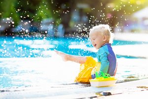 Mit Kleinkind im Freibad