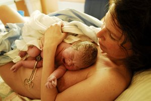 Das Glück ist groß, wenn das Baby endlich da ist und zum ersten Mal auf dem mütterlichen Bauch liegt.