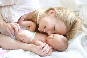 Dein Baby im Arm lässt dich die Unannehmlichkeiten rund um die Geburt schnell vergessen.