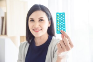 Pille durchnehmen: Frau mit Pillenpackung