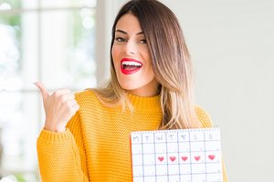 Frau mit Zykluskalender