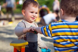 Kleinkinder auf dem Spielplatz