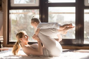 Fit in den Tag - morgens ist die beste Zeit für Gymnastik mit dem Baby.