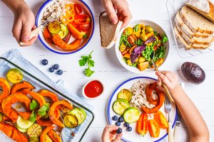 Gesunder Salat wird durch leckere Beilagen bunter und gesünder.