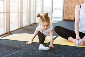Kinderyoga macht Spaß und ist gesund.