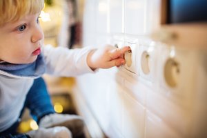Viele Gefahrenquellen im Babyzimmer kann man im Vorfeld ausschalten.