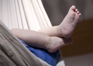 In den ersten Lebensmonaten gibt es für Babys kaum etwas Besseres als die Federwiege.