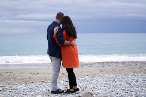 Nach Fehlgeburt wieder schwanger werden: Nachdenkliches Paar am Strand