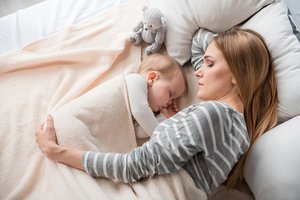 Mutter und Baby schlafen